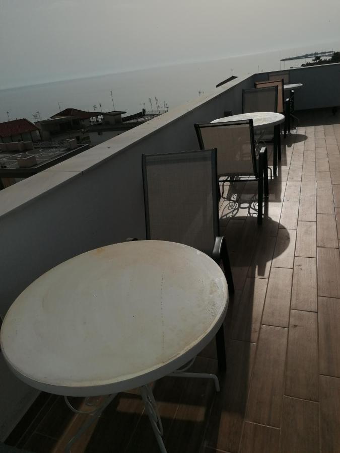 Crystal Blue Apartments Nea Kallikrateia ภายนอก รูปภาพ